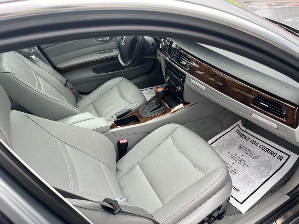 2011 BMW 3 Series Image 10