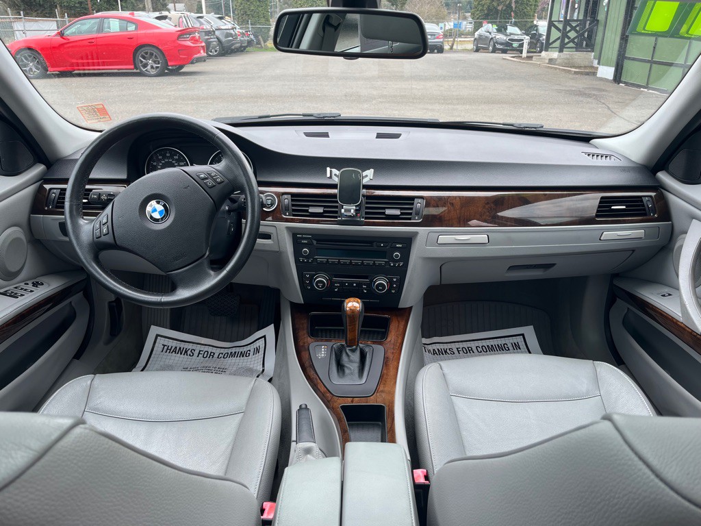 2011 BMW 3 Series Image 11