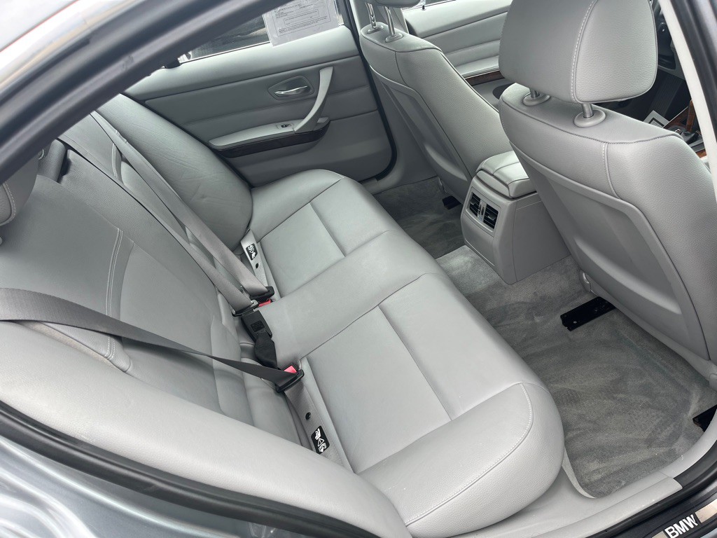 2011 BMW 3 Series Image 12