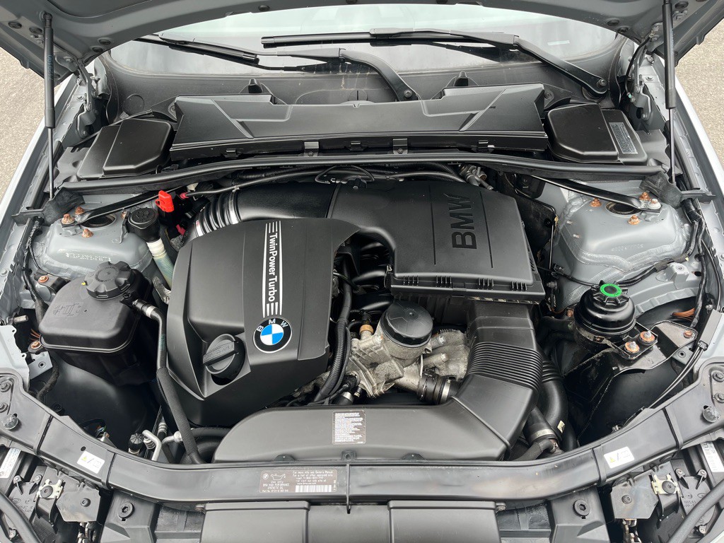 2011 BMW 3 Series Image 17