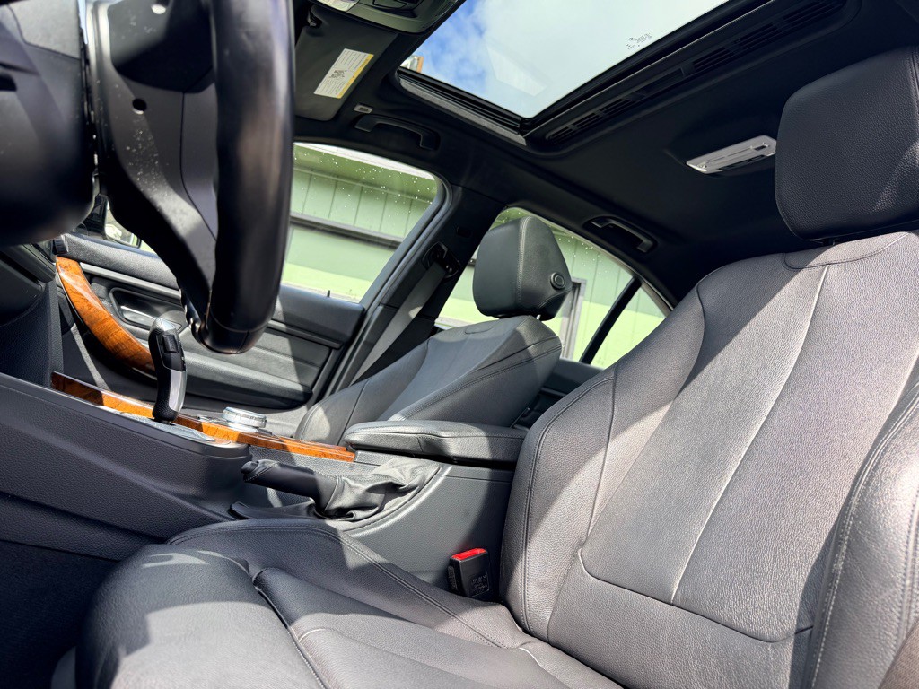 2014 BMW 3 Series Image 17