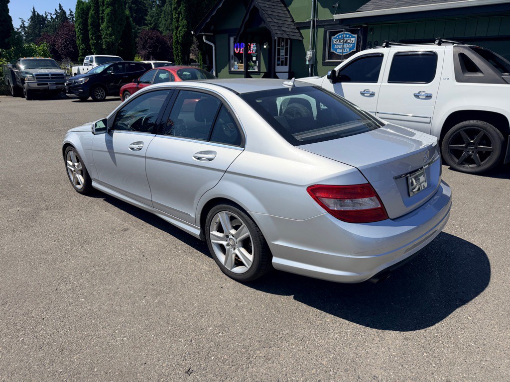 2011 Mercedes-Benz C-Class Image 3