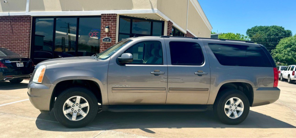2011 GMC Yukon Image 2
