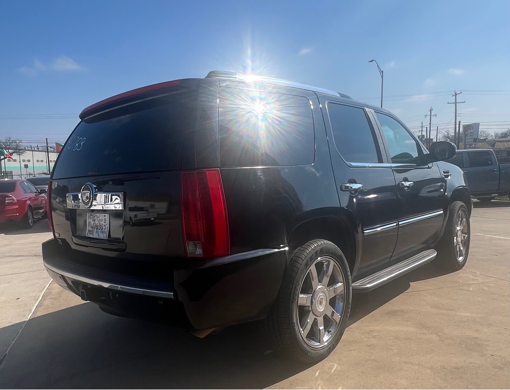 2010 Cadillac Escalade Image 4