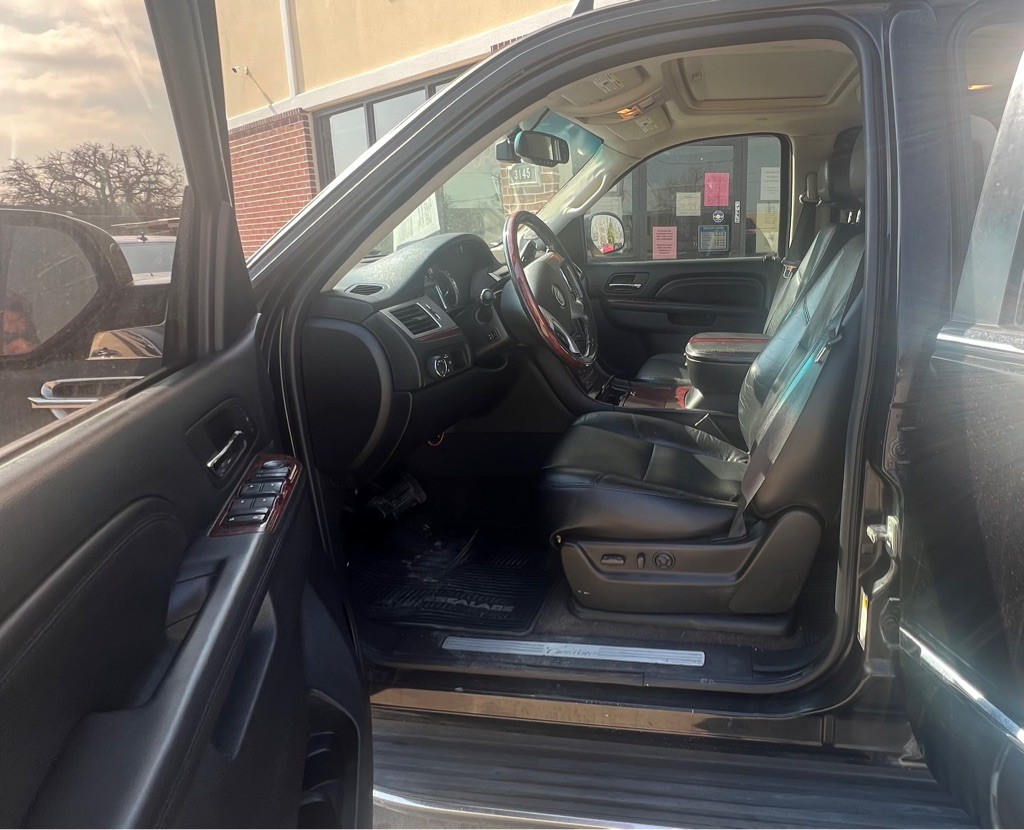 2010 Cadillac Escalade Image 11