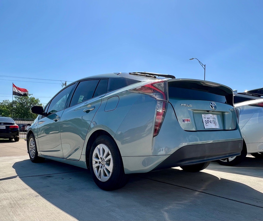 2017 Toyota Prius Image 2