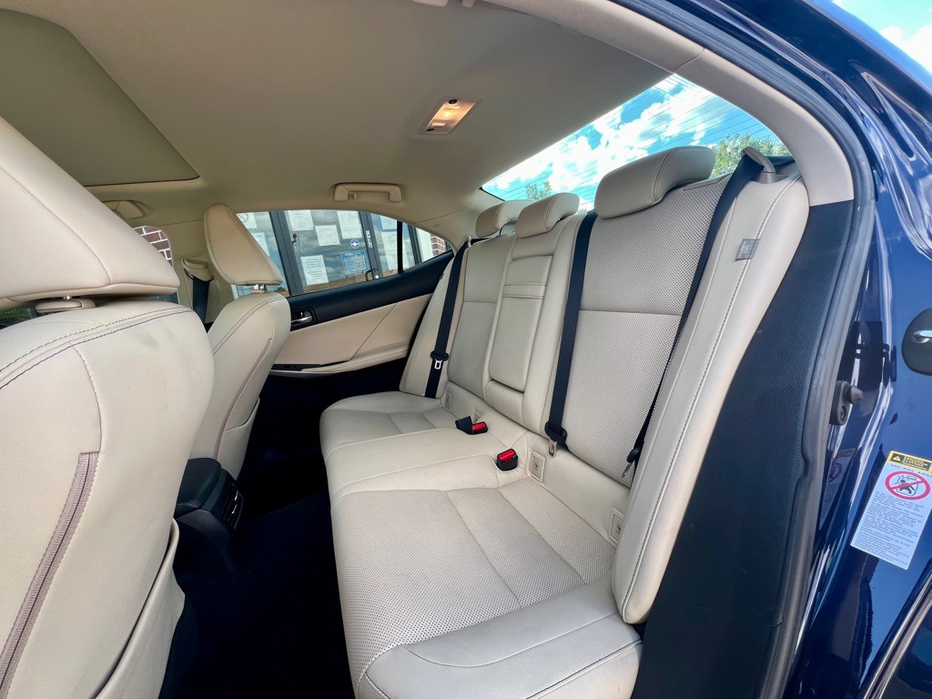 2014 Lexus IS Image 11
