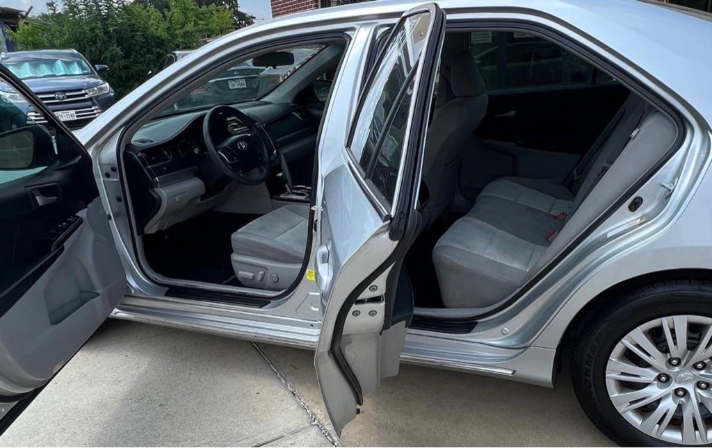 2012 Toyota Camry Image 12