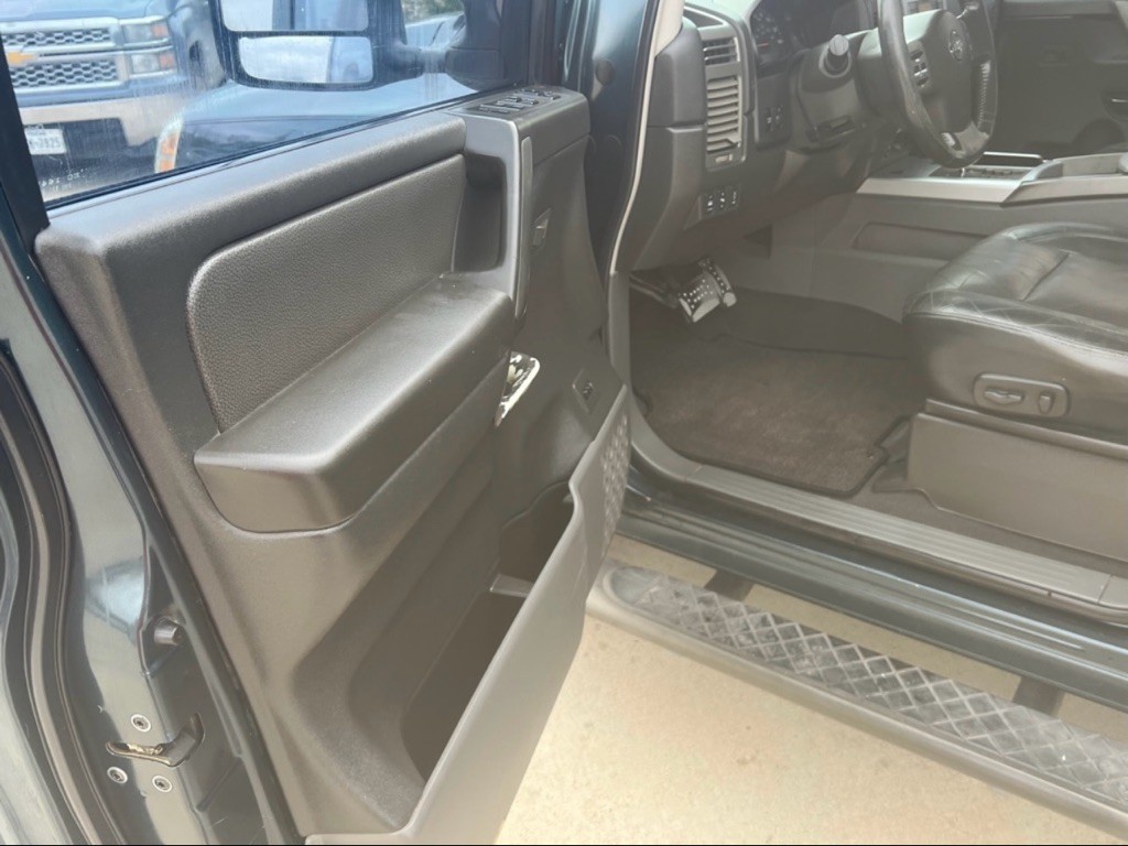 2005 Nissan Titan Image 10