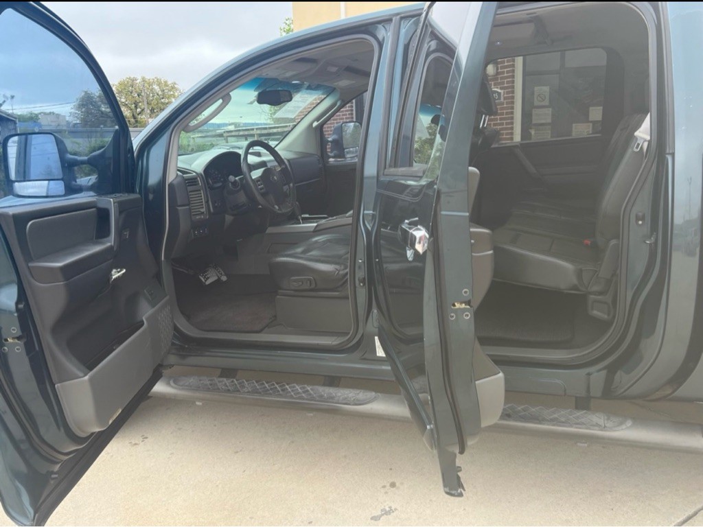 2005 Nissan Titan Image 11
