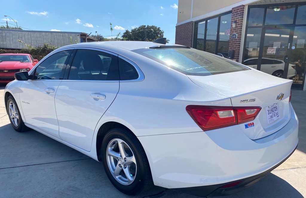 2017 Chevrolet Malibu Image 2