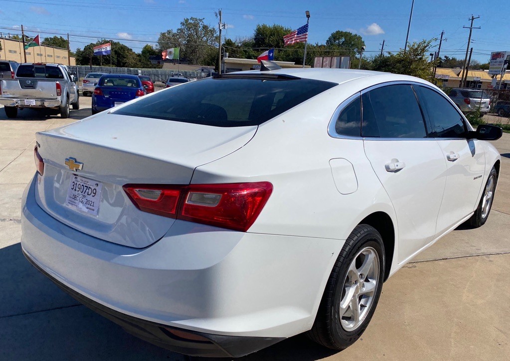 2017 Chevrolet Malibu Image 3