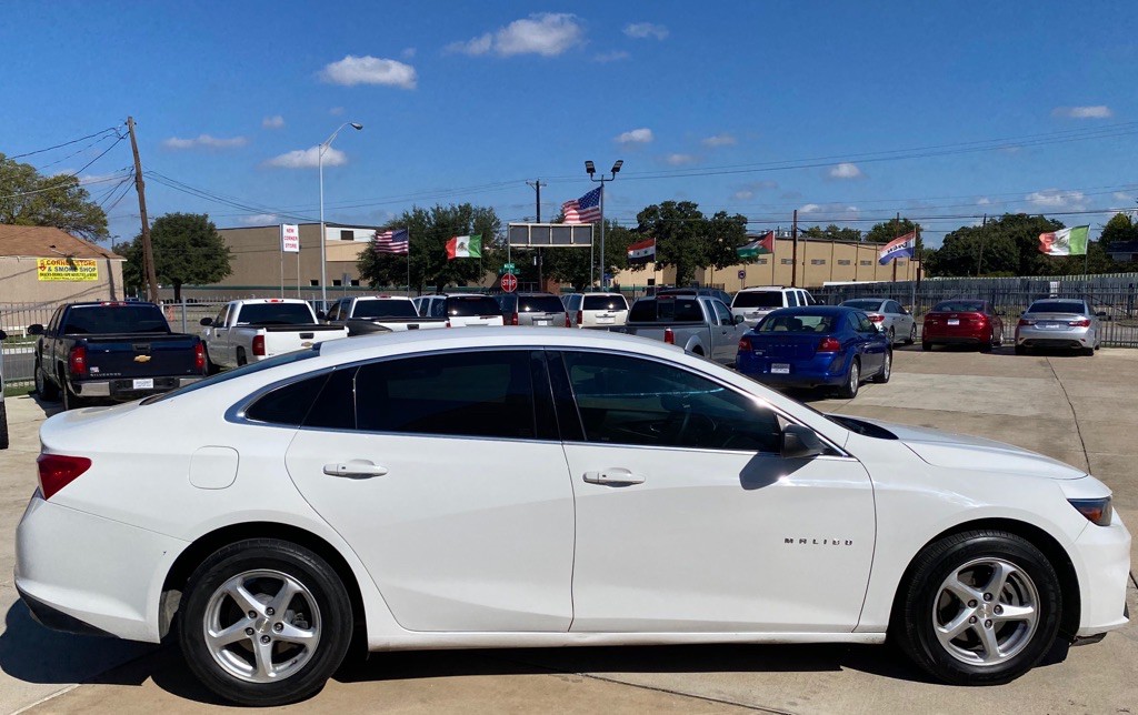 2017 Chevrolet Malibu Image 8