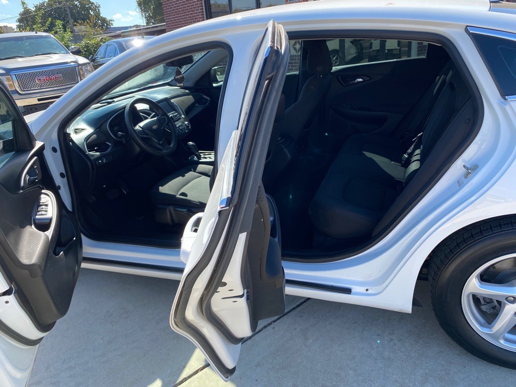 2017 Chevrolet Malibu Image 9