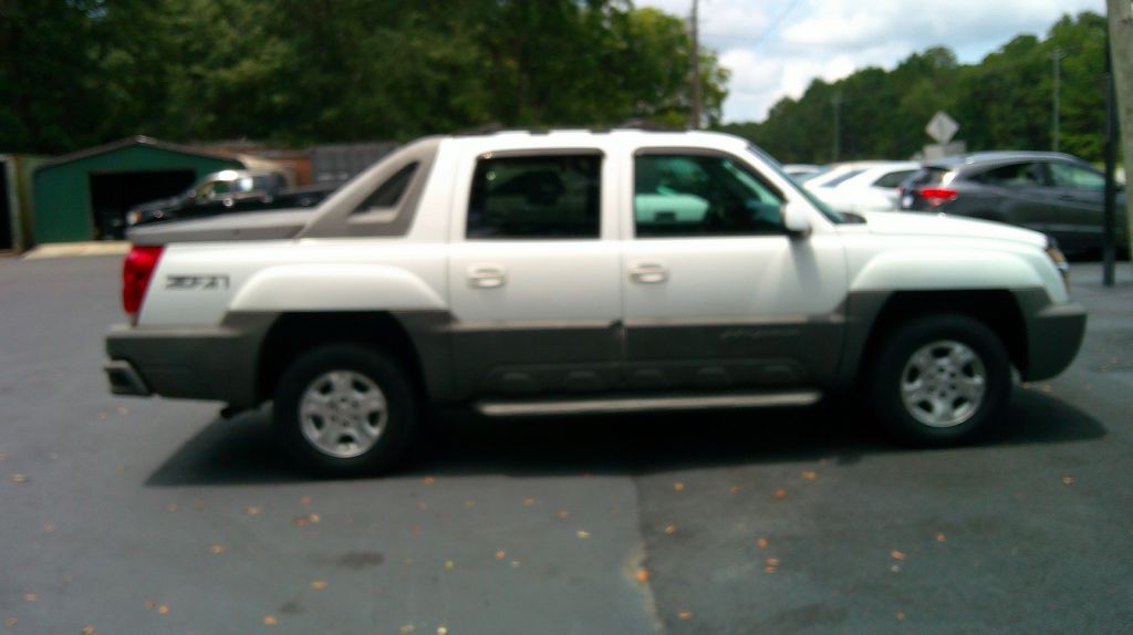 2002 Chevrolet Avalanche Image 2