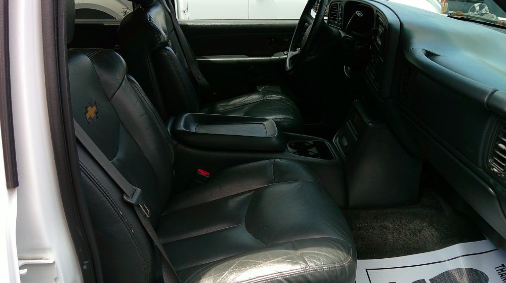 2002 Chevrolet Avalanche Image 3
