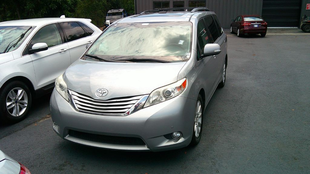 2014 Toyota Sienna Image 2