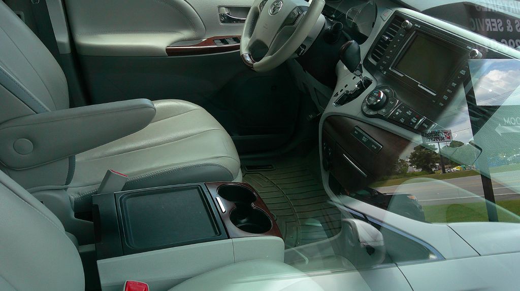 2014 Toyota Sienna Image 5