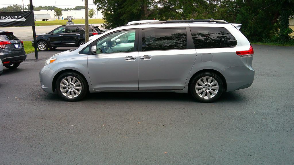 2014 Toyota Sienna Image 2