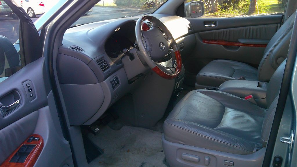 2010 Toyota Sienna Image 8