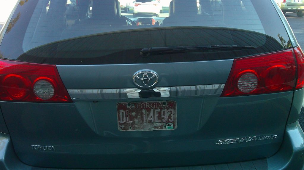 2010 Toyota Sienna Image 2