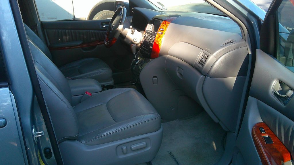 2010 Toyota Sienna Image 4