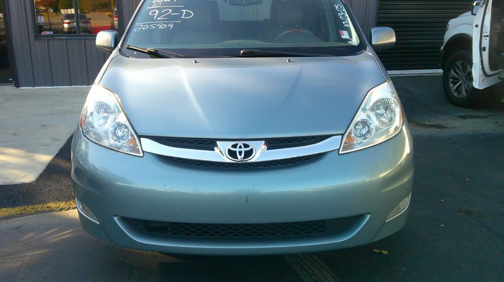 2010 Toyota Sienna Image 9