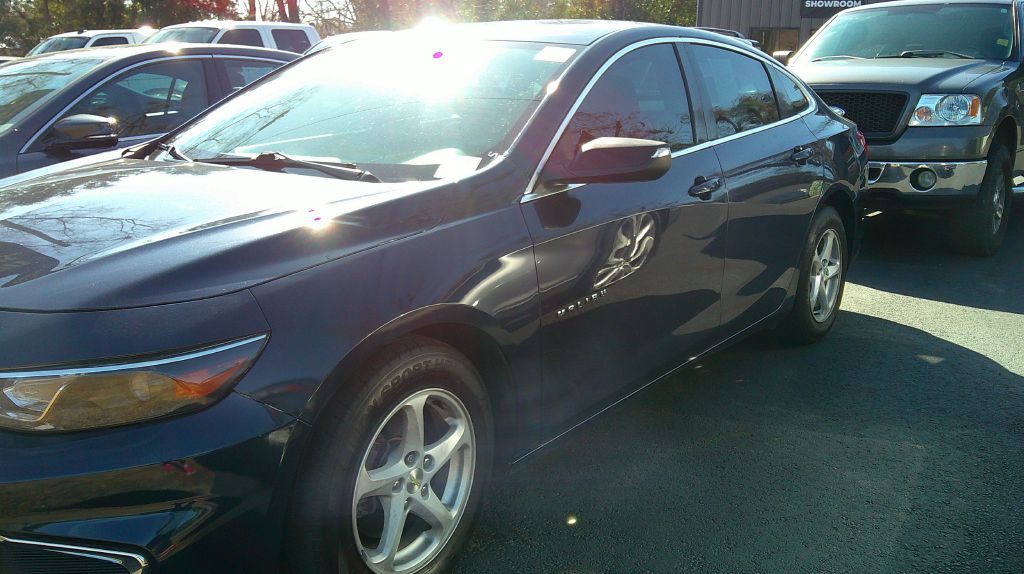 2018 Chevrolet Malibu Image 2