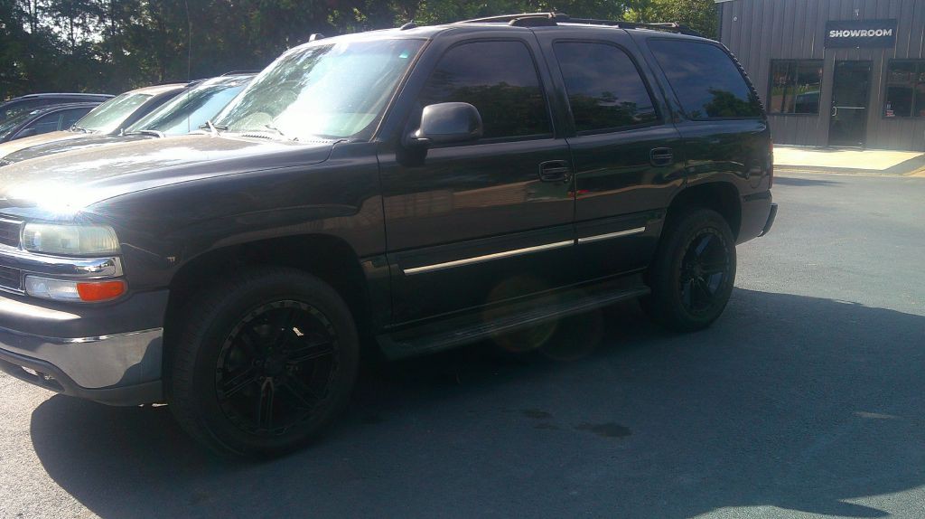 2004 Chevrolet Tahoe Image 2