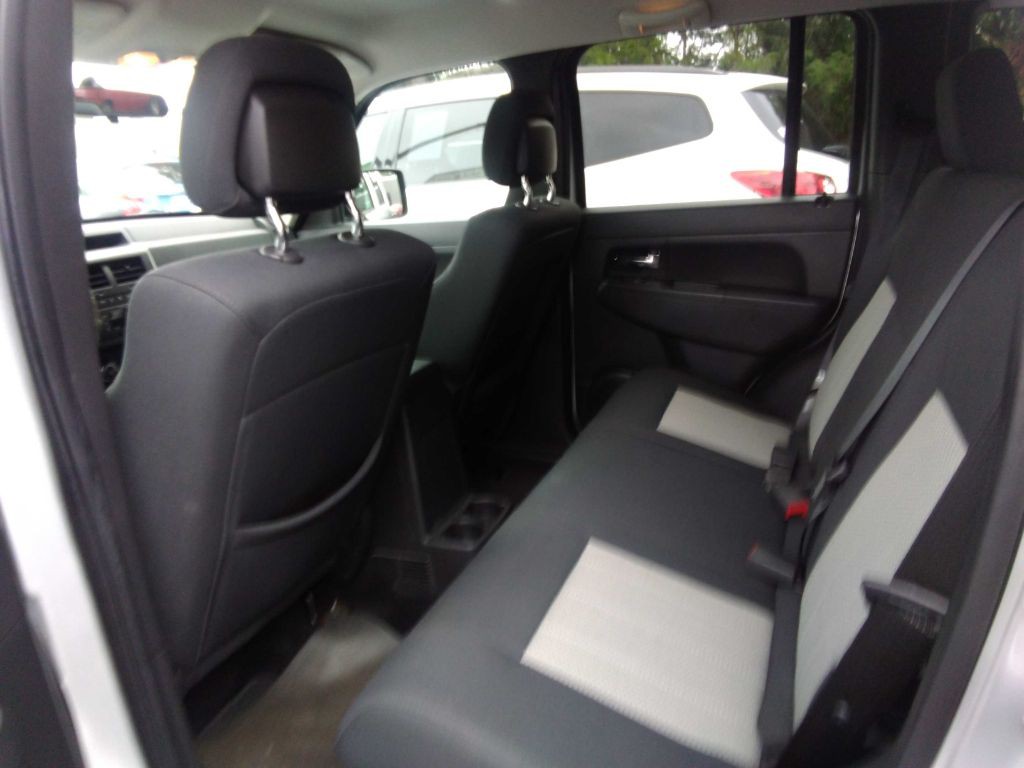 2010 Jeep Liberty Image 6