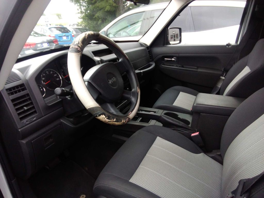 2010 Jeep Liberty Image 8