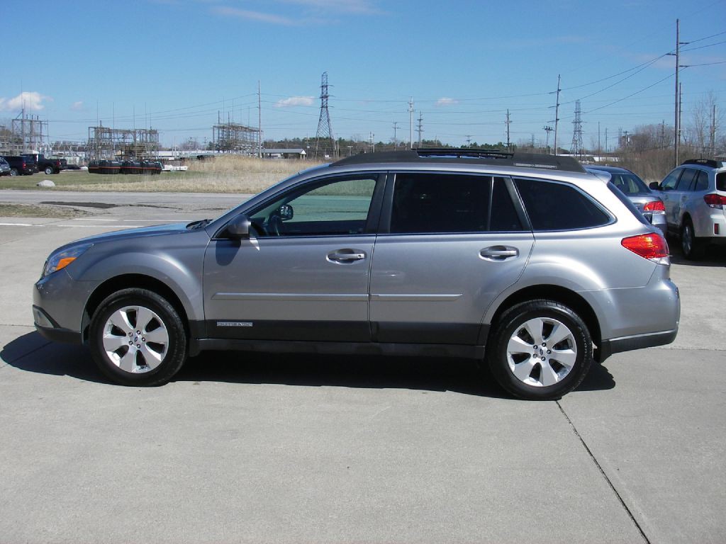 2011 Subaru Outback Image 10