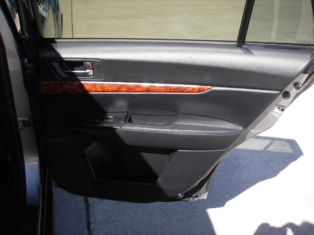 2011 Subaru Outback Image 30