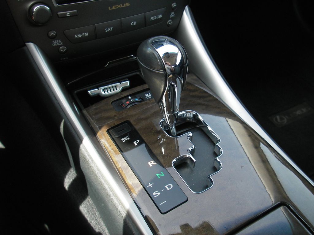 2010 Lexus IS Image 32