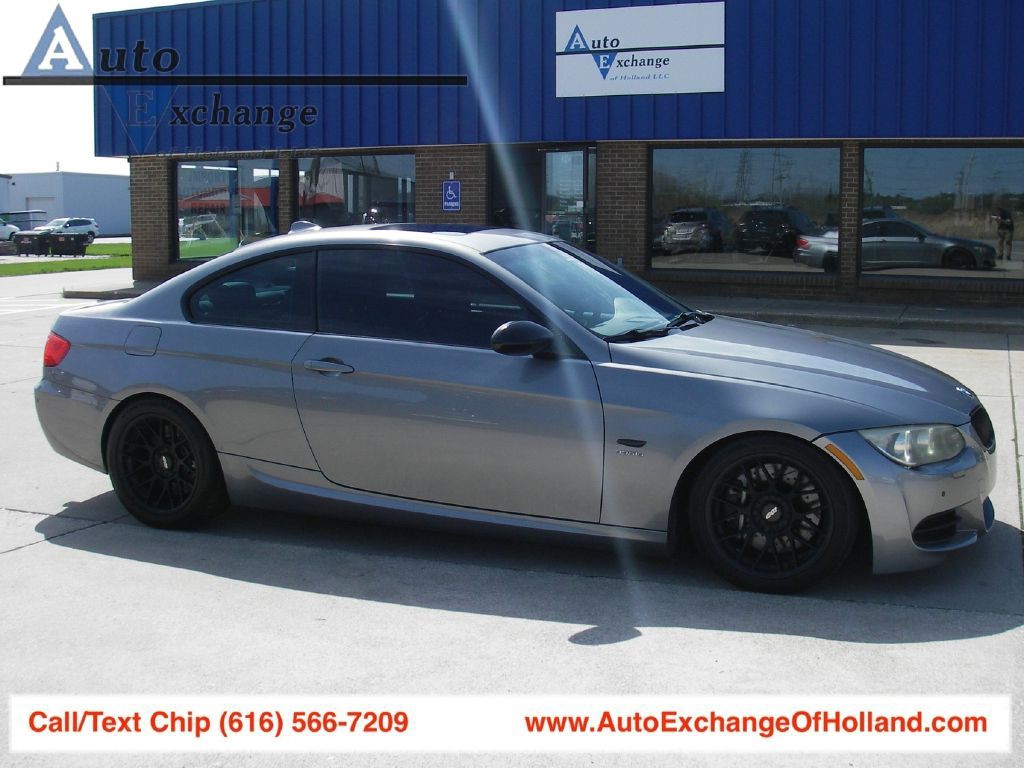 2011 BMW 3 Series Image 1