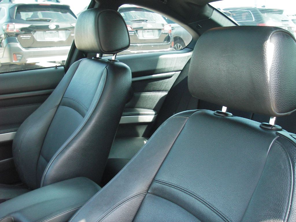 2011 BMW 3 Series Image 17