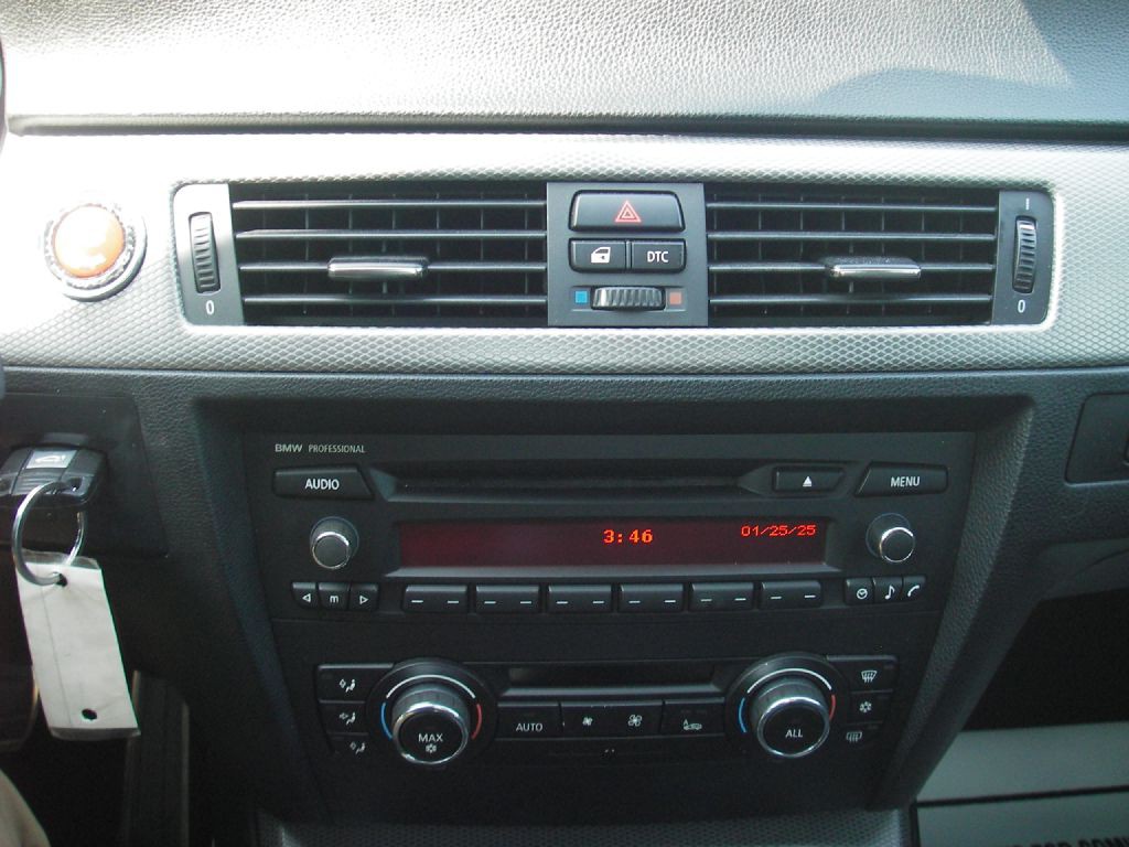 2011 BMW 3 Series Image 25