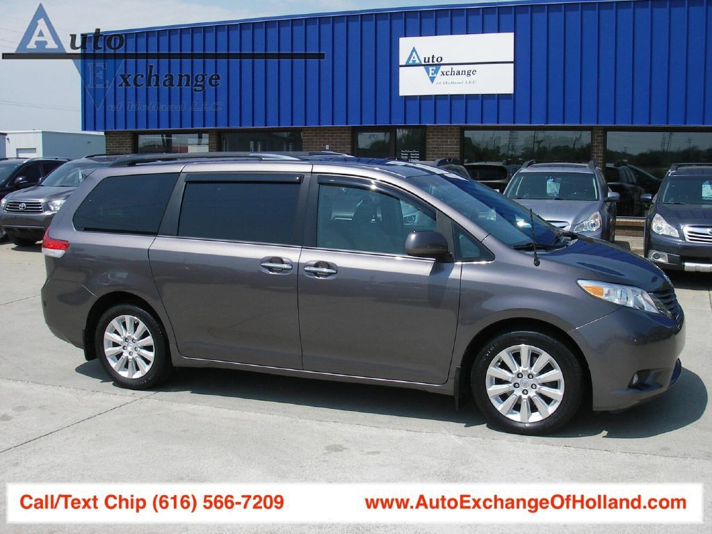 2013 Toyota Sienna Image 1