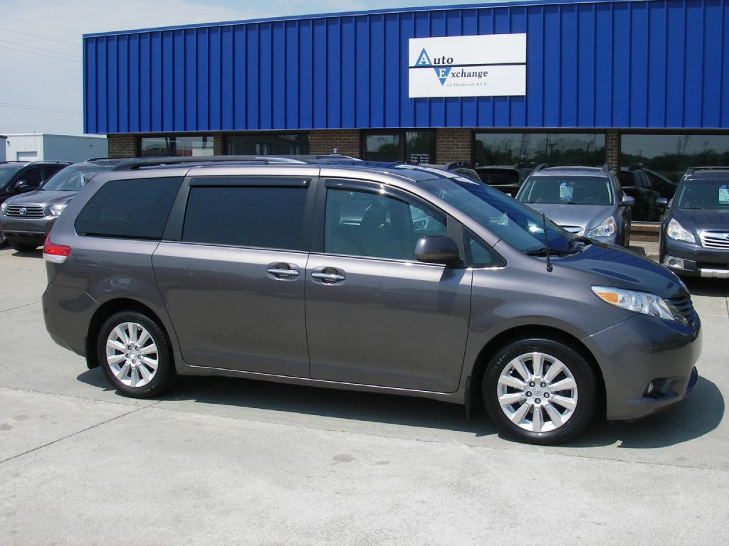 2013 Toyota Sienna Image 3