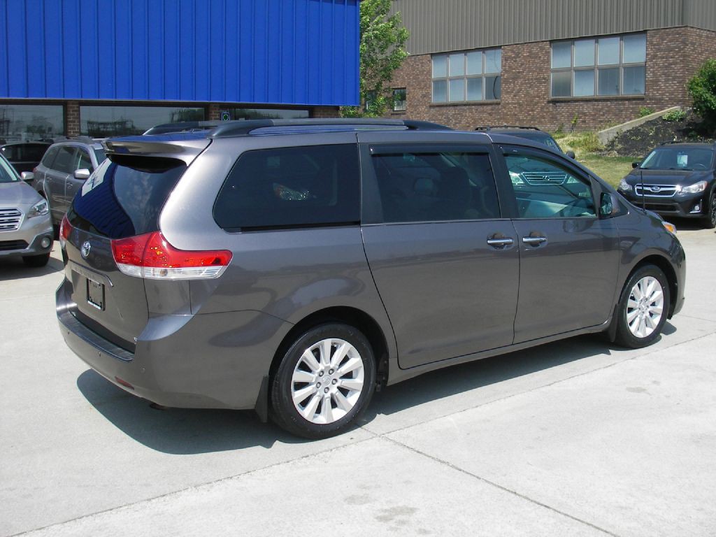 2013 Toyota Sienna Image 5