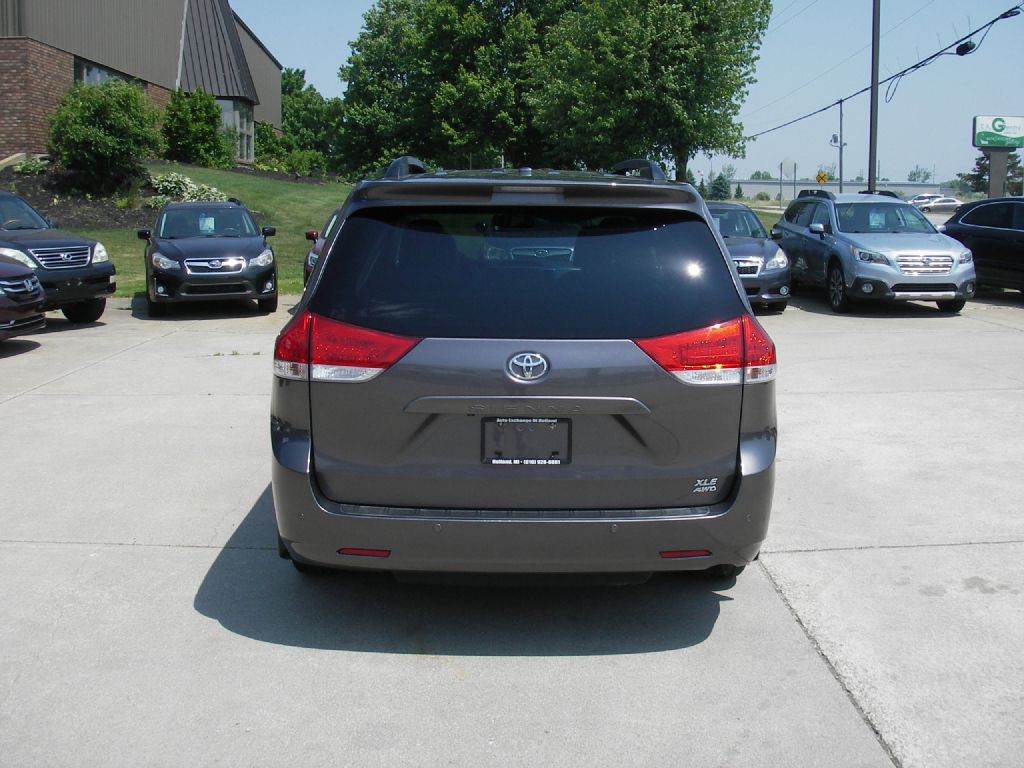2013 Toyota Sienna Image 7