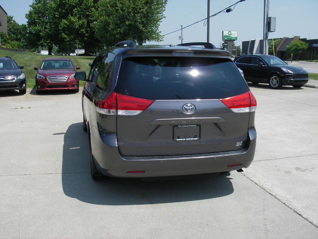2013 Toyota Sienna Image 8