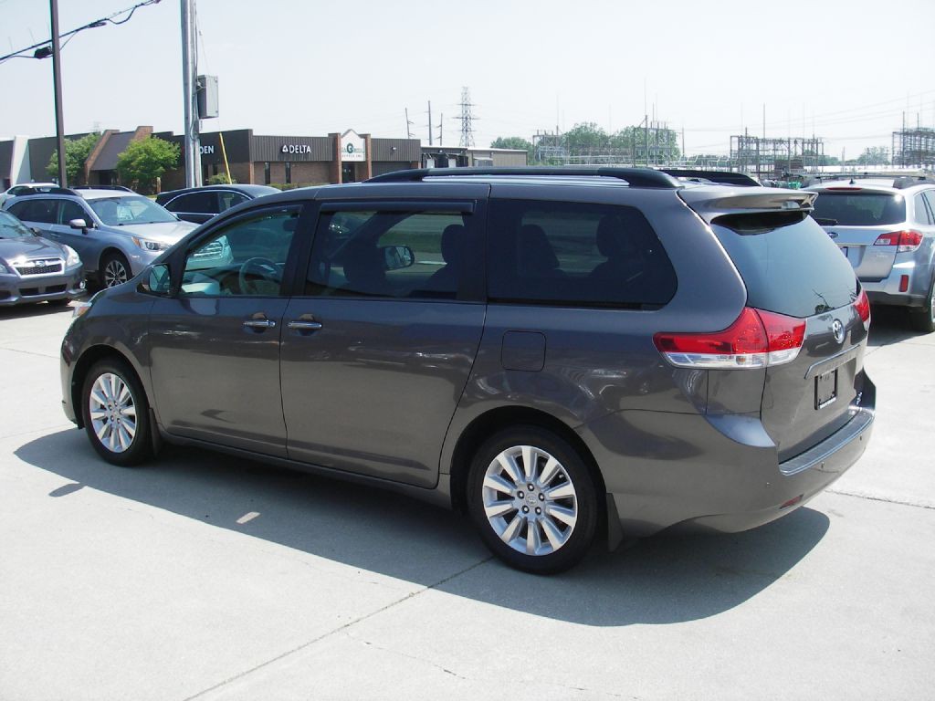 2013 Toyota Sienna Image 9