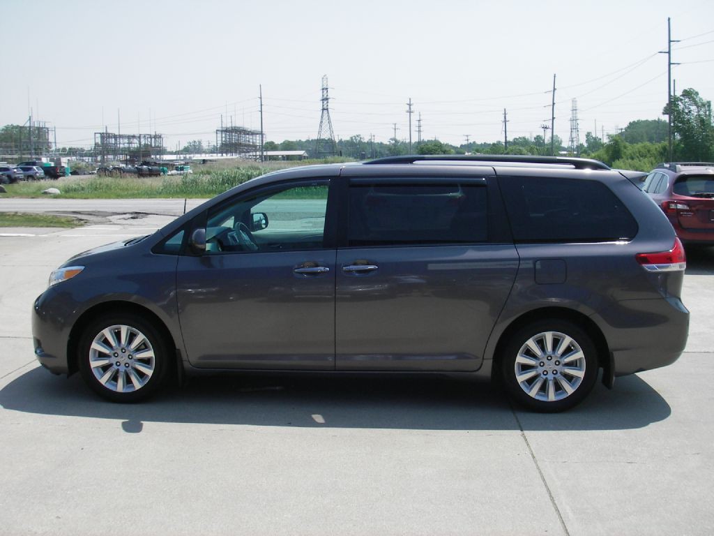 2013 Toyota Sienna Image 10