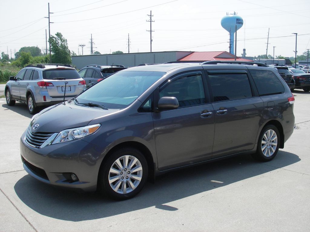 2013 Toyota Sienna Image 11