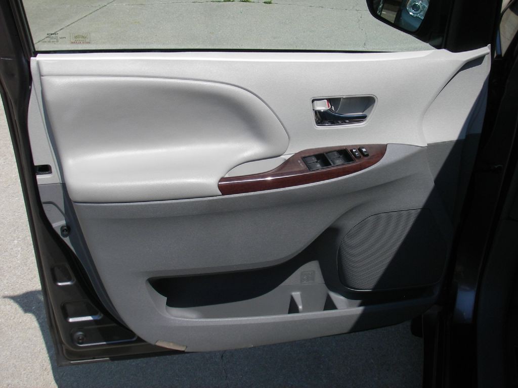 2013 Toyota Sienna Image 14