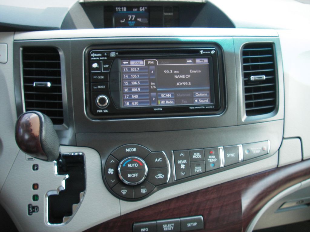 2013 Toyota Sienna Image 23