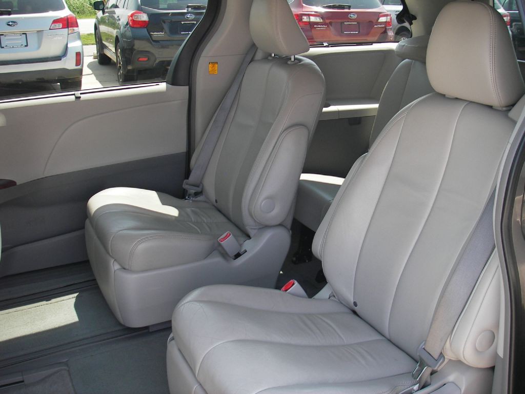 2013 Toyota Sienna Image 26