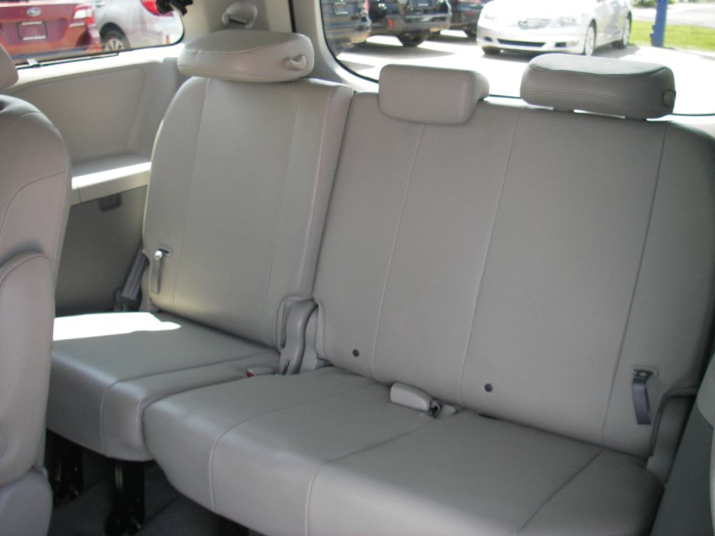 2013 Toyota Sienna Image 27