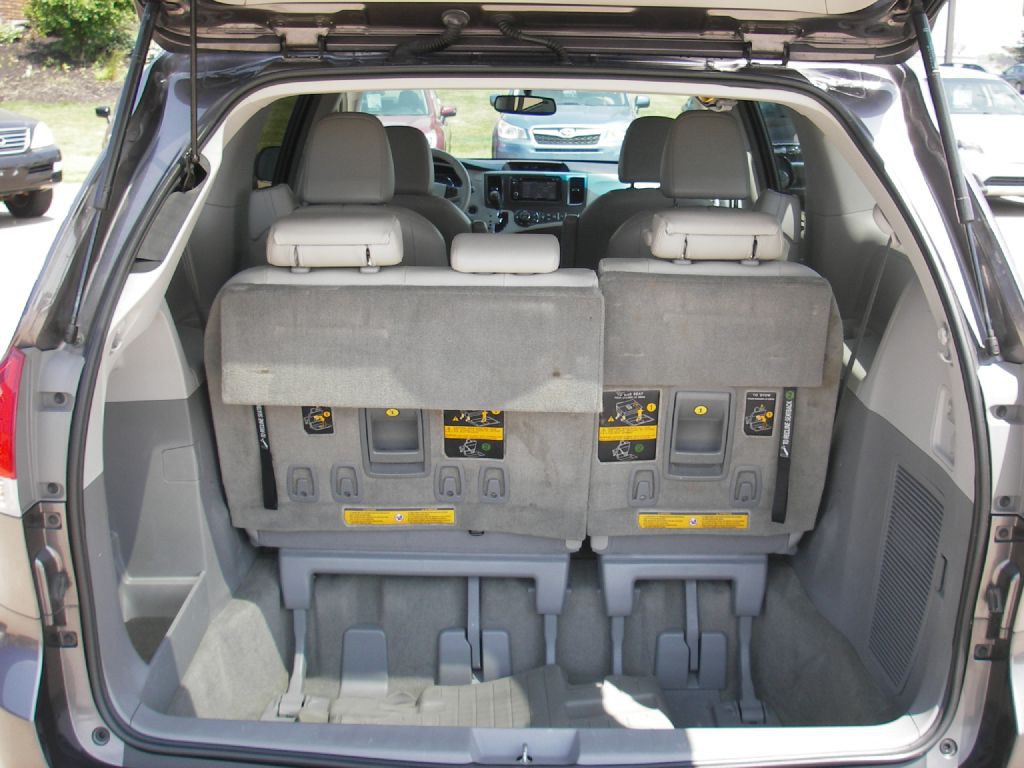 2013 Toyota Sienna Image 28